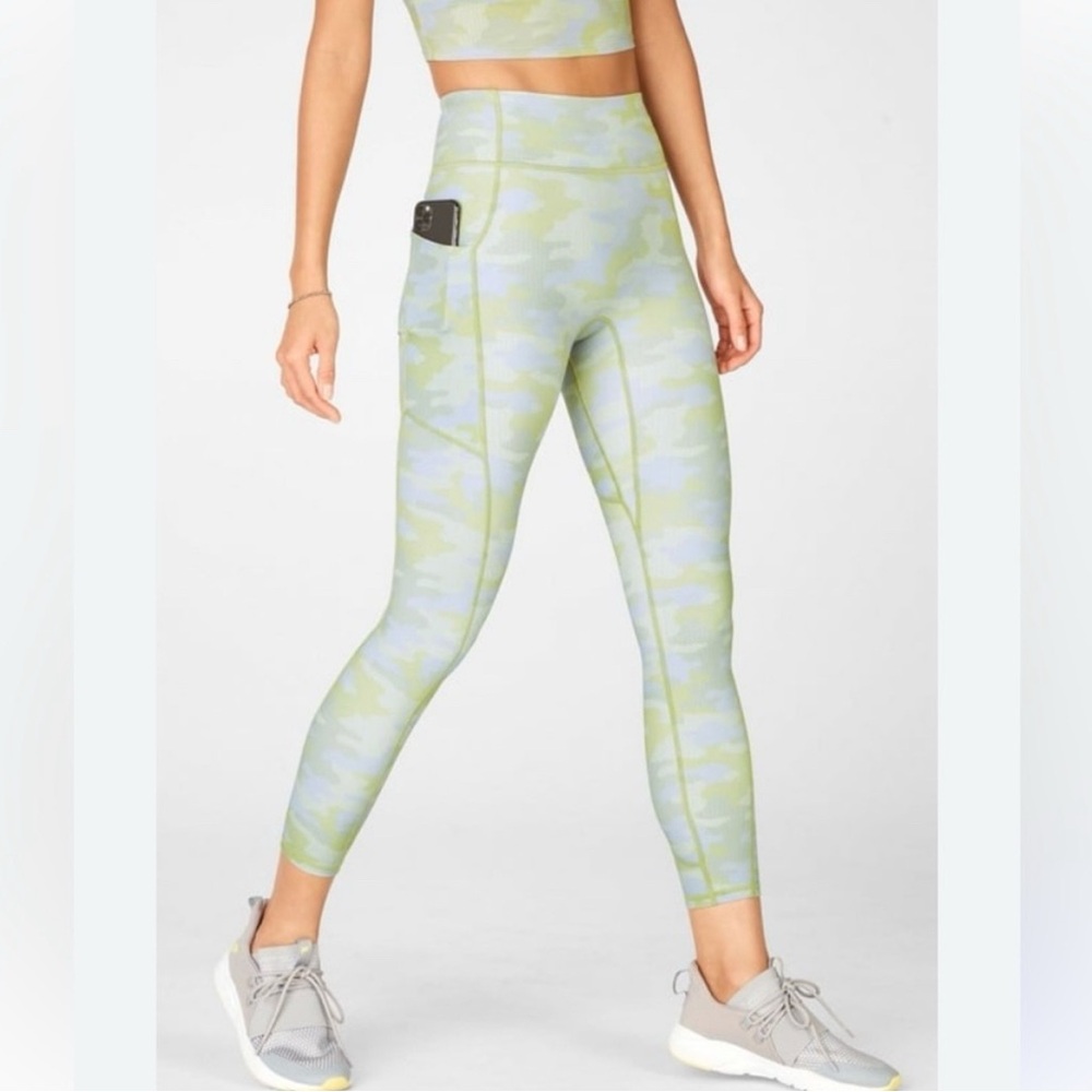 Motion 365 by Fabletics Green Camouflage High-Waisted Leggings Small/Medium